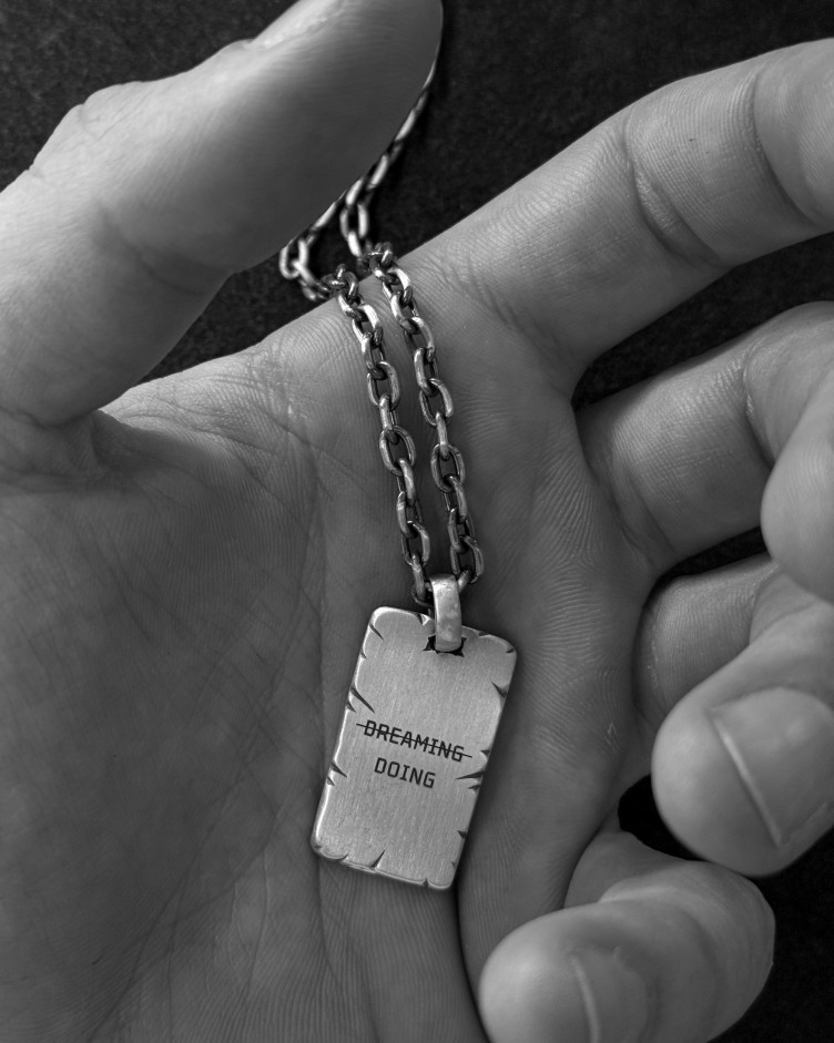Dog Tag Anhänger   ̶D̶R̶E̶A̶M̶I̶N̶G̶  DOING in sterlingsilber
