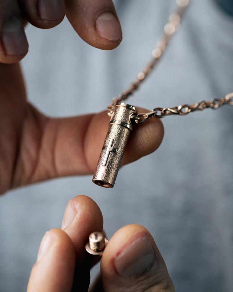 Anhänger RELIQUIE MIT DEM KREUZ aus Rotgold 6