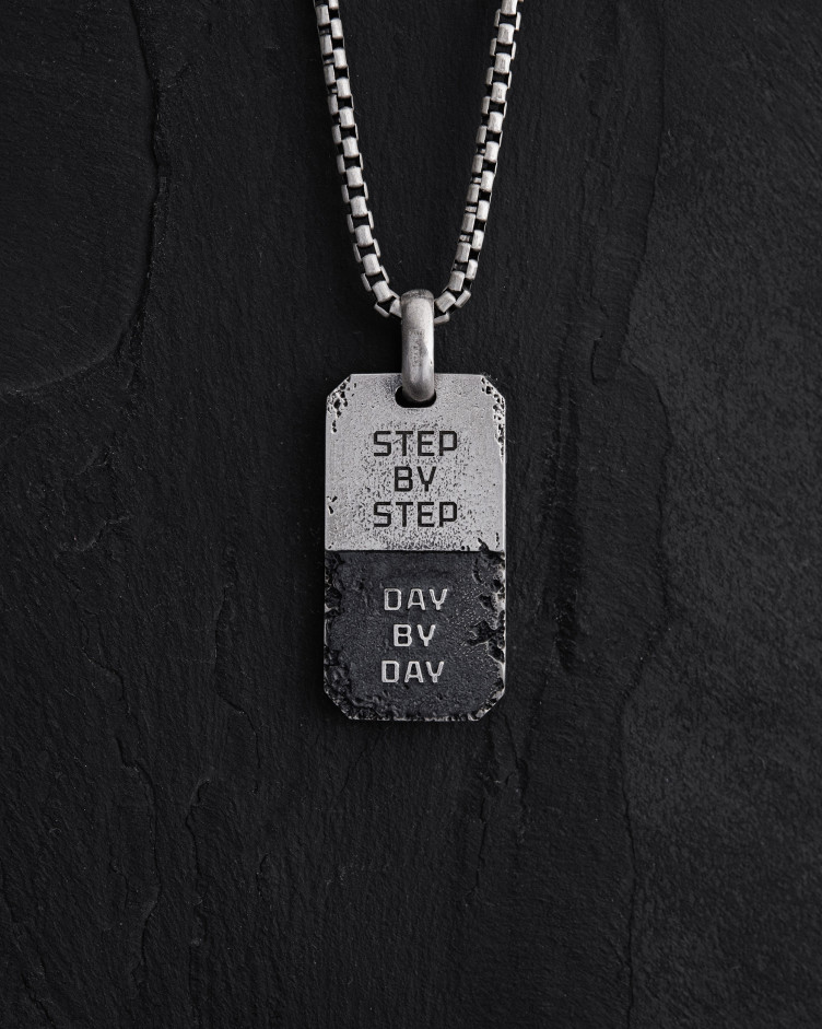 Anhänger SCHRITT FÜR SCHRITT in Sterlingsilber