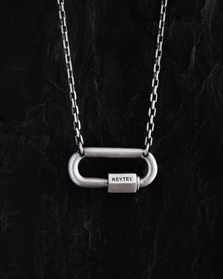 Anhänger KARABIN an einer Kette in Sterlingsilber