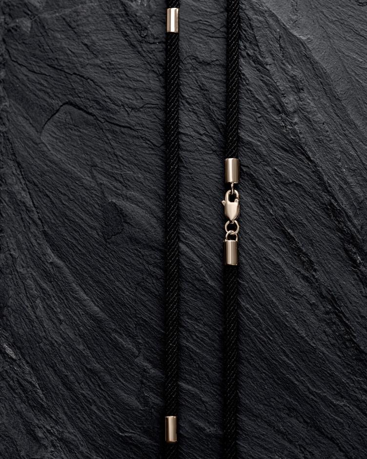 Seidenschnur mit Gelbgoldeinsätzen